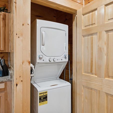 The 3 Bears Is A Newly Built 3 Bedroom Cabin Only 3 Minutes From The Parkway! Pigeon Forge Dış mekan fotoğraf