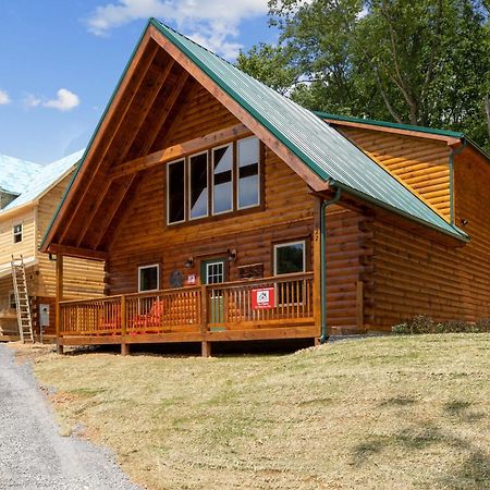 The 3 Bears Is A Newly Built 3 Bedroom Cabin Only 3 Minutes From The Parkway! Pigeon Forge Dış mekan fotoğraf