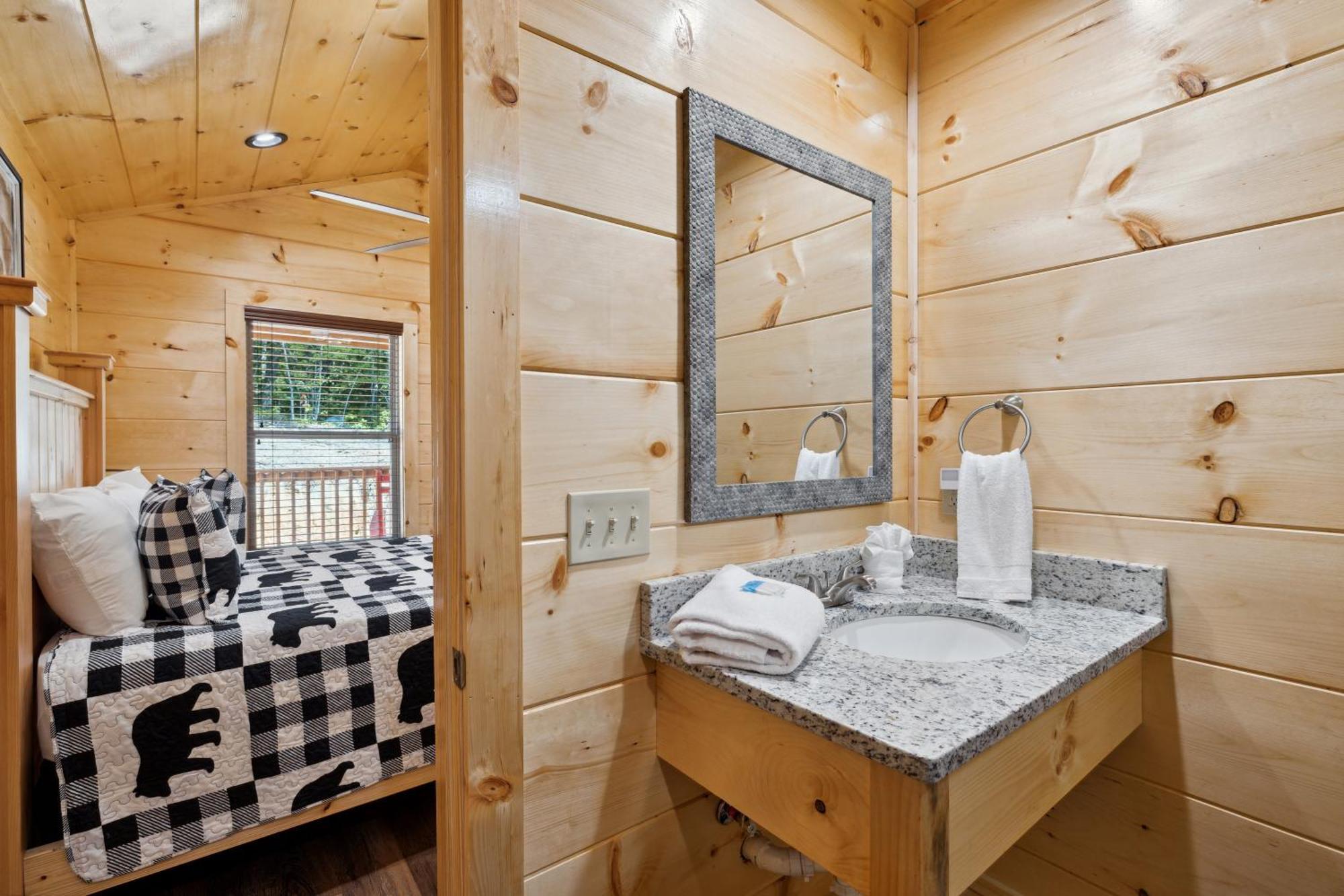 The 3 Bears Is A Newly Built 3 Bedroom Cabin Only 3 Minutes From The Parkway! Pigeon Forge Dış mekan fotoğraf