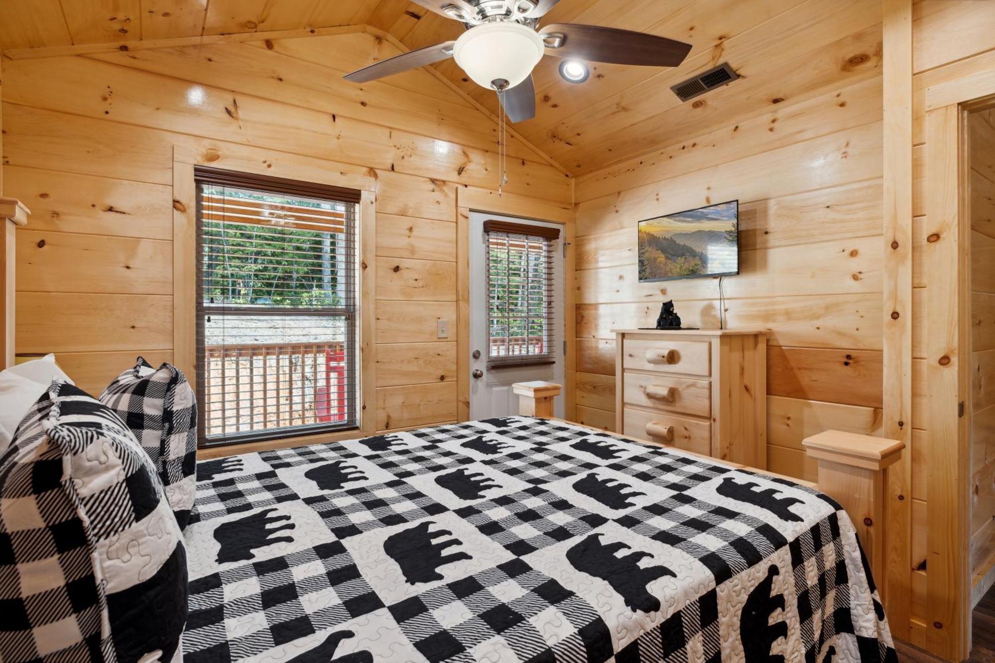 The 3 Bears Is A Newly Built 3 Bedroom Cabin Only 3 Minutes From The Parkway! Pigeon Forge Dış mekan fotoğraf